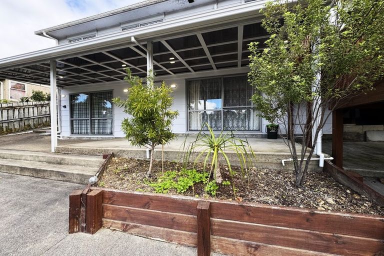 Photo of property in 18 Normanton Street, Glenfield, Auckland, 0629