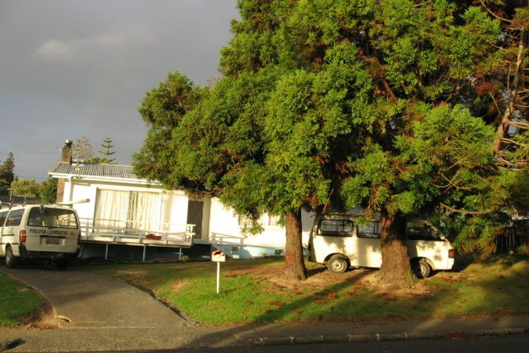 Photo of property in 118 Vodanovich Road, Te Atatu South, Auckland, 0610