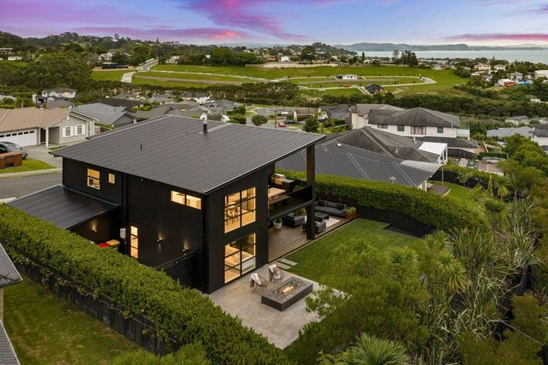 Photo of property in 20 Woodridge Drive, Stanmore Bay, Whangaparaoa, 0932