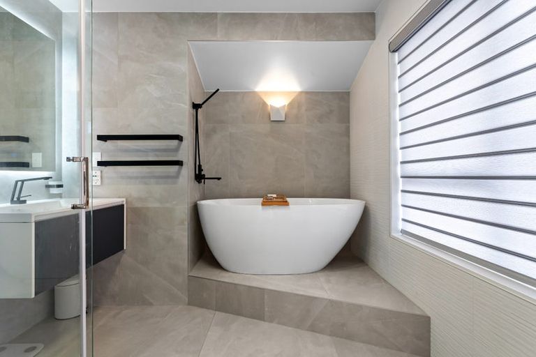 Photo of property in 8 Vinograd Drive, Te Atatu Peninsula, Auckland, 0610