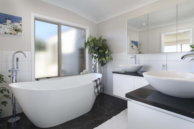 Photo of property in 18 Hinewa Road, Otumoetai, Tauranga, 3110