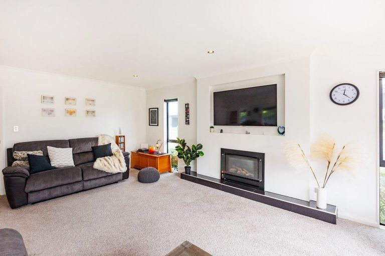 Photo of property in 5 D'urville Place, Kelvin Grove, Palmerston North, 4414