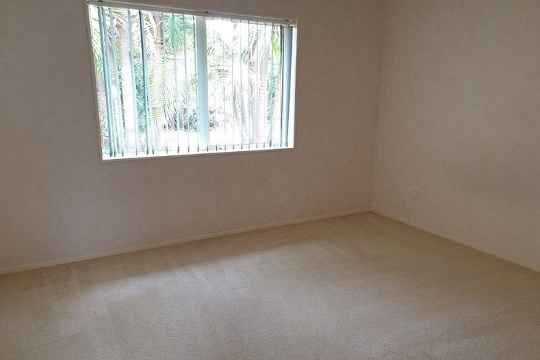 Photo of property in 122 Golfland Drive, Golflands, Auckland, 2013