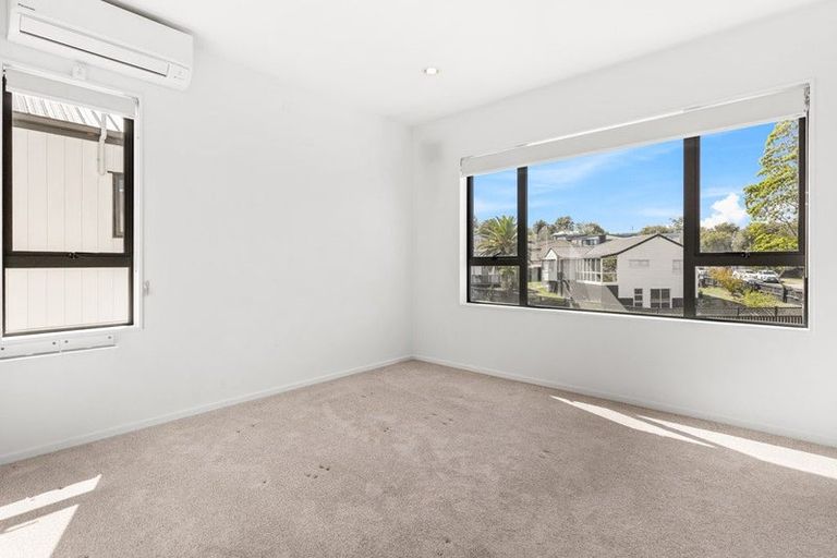 Photo of property in 4a Trengove Place, West Harbour, Auckland, 0618