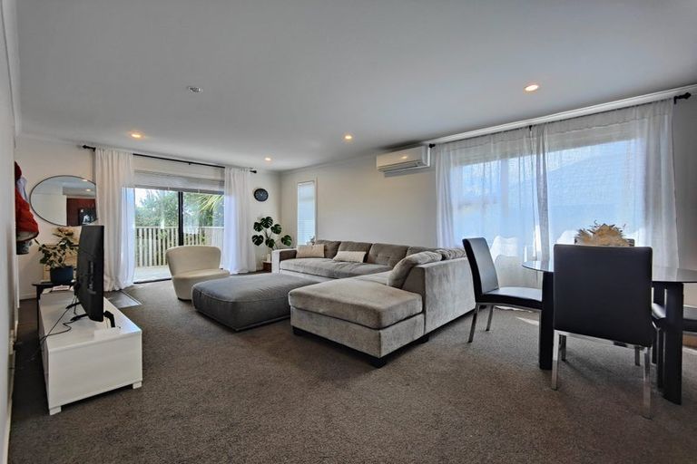 Photo of property in 15a Barclay Street, Newlands, Wellington, 6037