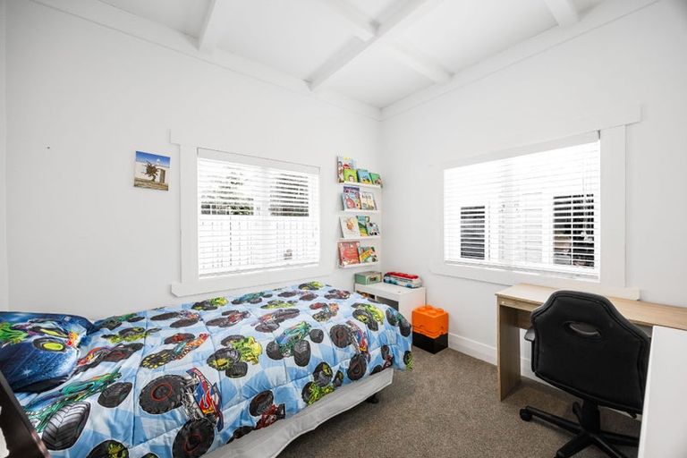 Photo of property in 9 Ocean View Road, Hillcrest, Auckland, 0627