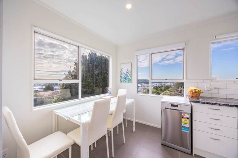 Photo of property in 1/307a Wairau Road, Totara Vale, Auckland, 0627