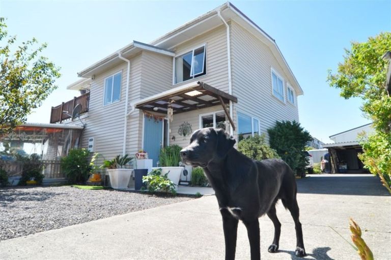 Photo of property in 2a Bamboo Grove, Kelston, Auckland, 0602