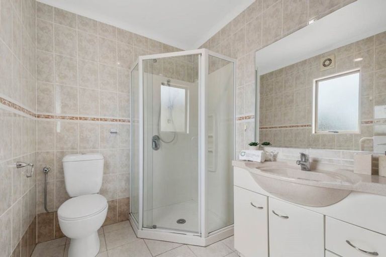 Photo of property in 12 Mackwell Road, Fairview Heights, Auckland, 0632