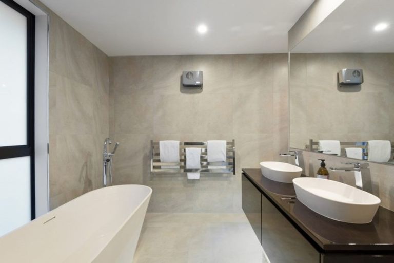 Photo of property in 64 Clyde Road, Ilam, Christchurch, 8041