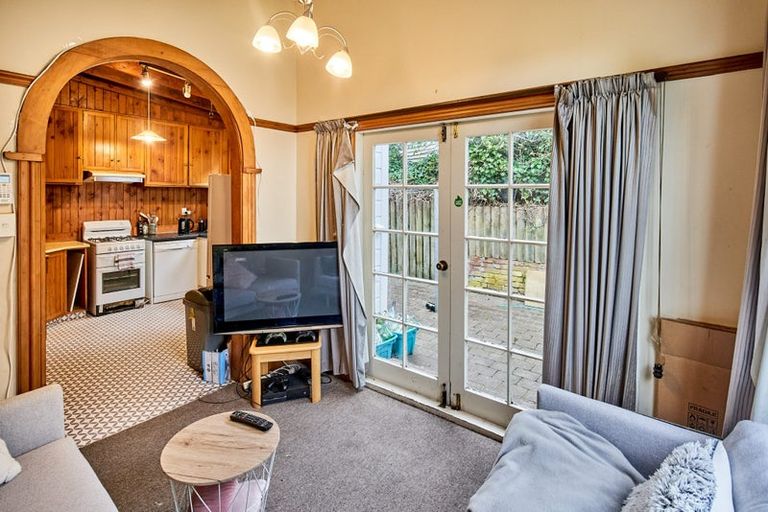 Photo of property in 64 Kelburn Parade, Kelburn, Wellington, 6012