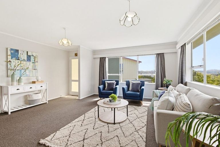 Photo of property in 10a Kingsbridge Place, Newlands, Wellington, 6037