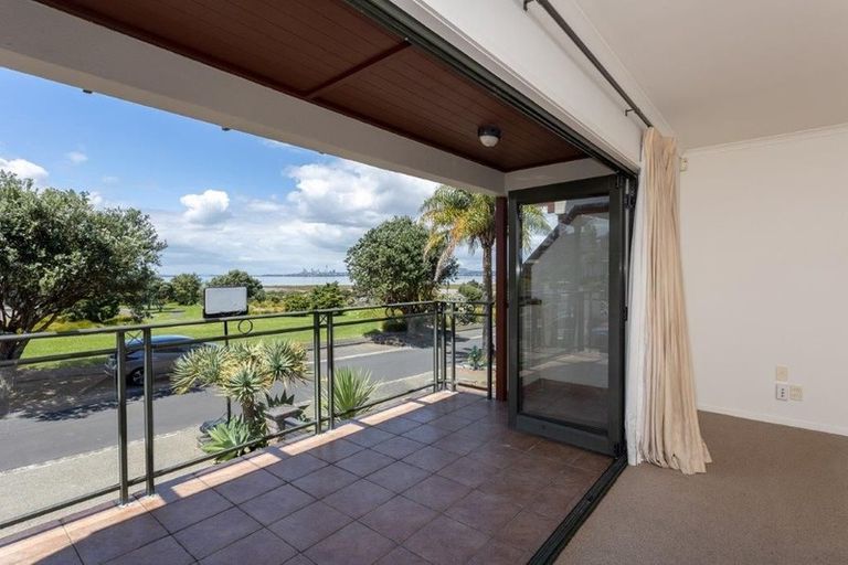 Photo of property in 34 Danica Esplanade, Te Atatu Peninsula, Auckland, 0610
