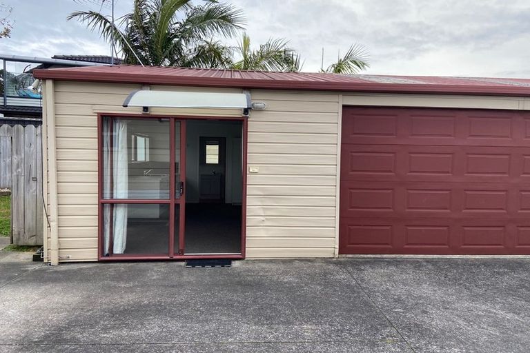 Photo of property in 10 Pipitea Place, Massey, Auckland, 0614