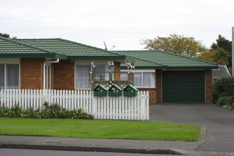 Photo of property in 2/210 Mangorei Road, Merrilands, New Plymouth, 4312