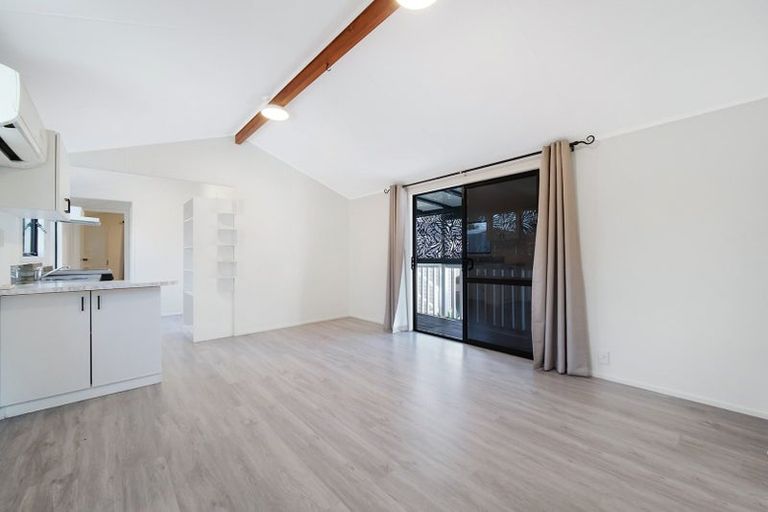 Photo of property in 5a Shamrock Lane, Te Atatu Peninsula, Auckland, 0610