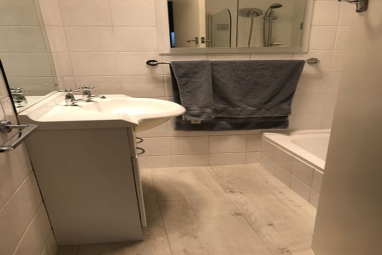 Photo of property in 2/24 Garadice Road, Rothesay Bay, Auckland, 0630