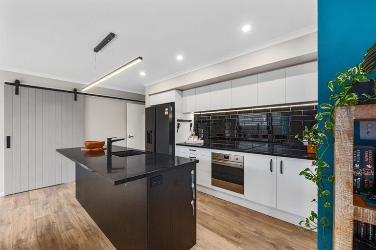 Photo of property in 19 Kawariki Road, Helensville, 0800