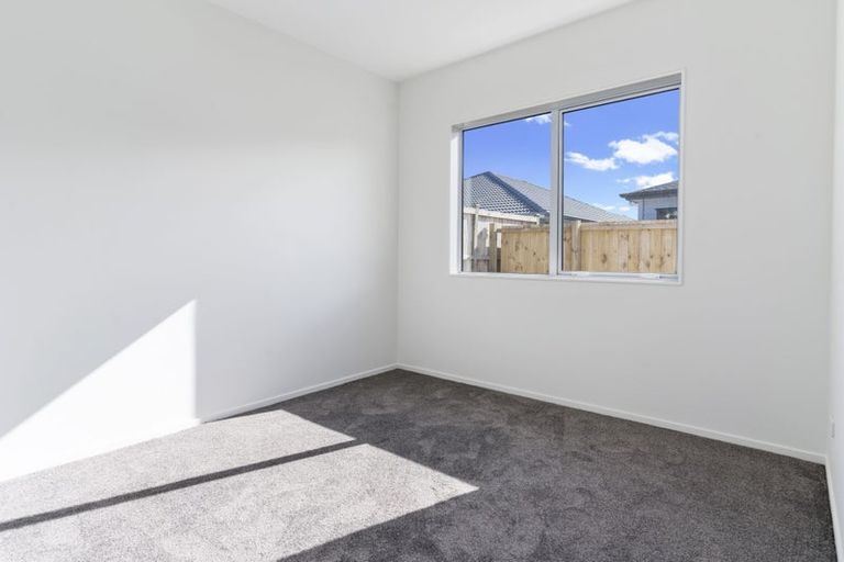 Photo of property in 16 Vinistra Road, Kumeu, 0810