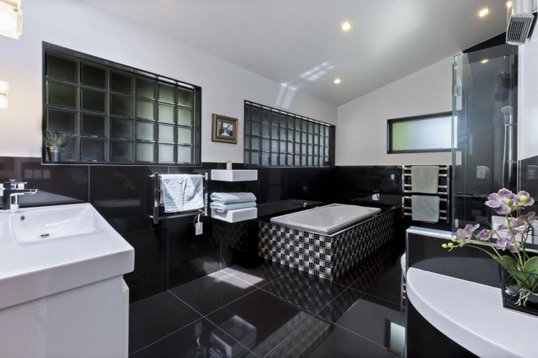 Photo of property in 5 Mincher Road, Kelvin Heights, Queenstown, 9300