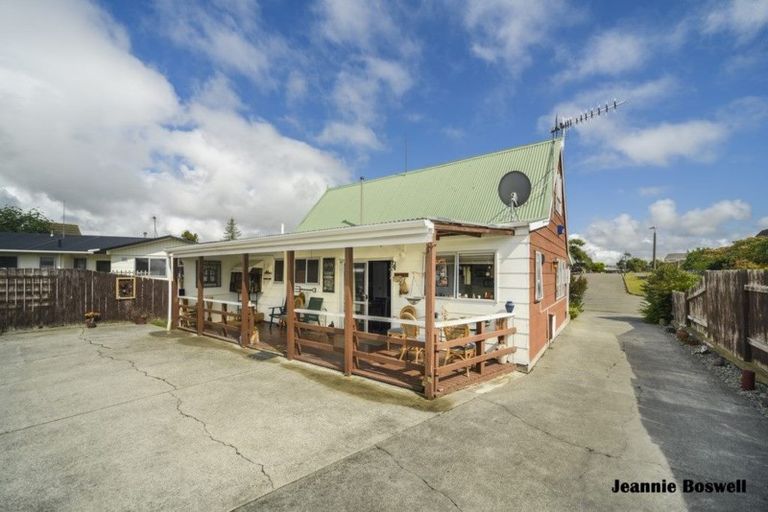 Photo of property in 50 Rhodes Drive, Kelvin Grove, Palmerston North, 4414