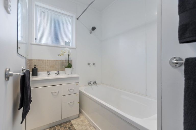 Photo of property in 20 Edgerton Road, Te Atatu Peninsula, Auckland, 0610