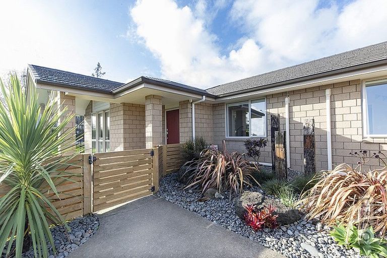 Photo of property in 124 Pohutukawa Parade, Riverhead, 0820