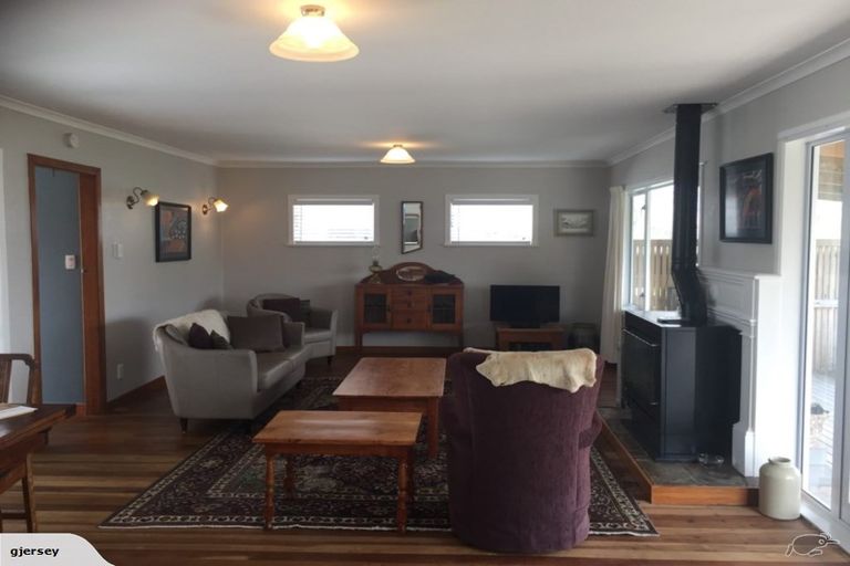 Photo of property in 10 Helga Crescent, Te Atatu Peninsula, Auckland, 0610