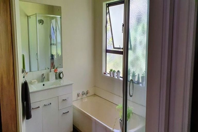 Photo of property in 2/15 Louise Place, Browns Bay, Auckland, 0630