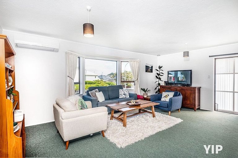 Photo of property in 37 Sunhaven Drive, Newlands, Wellington, 6037