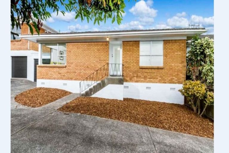 Photo of property in 2/8 Tobruk Crescent, Milford, Auckland, 0620