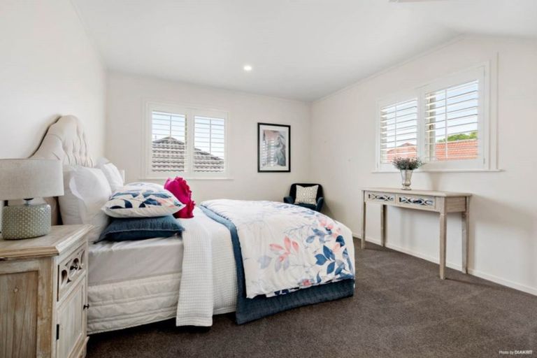 Photo of property in 1/206 East Coast Road, Forrest Hill, Auckland, 0620