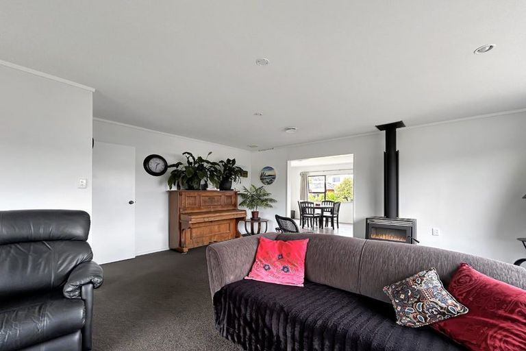 Photo of property in 6 Highbury Drive, Levin, 5510