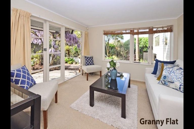 Photo of property in 2/51 Ocean View Road, Hillcrest, Auckland, 0627