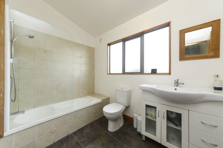 Photo of property in 60 Waicola Drive, Fitzherbert, Palmerston North, 4471