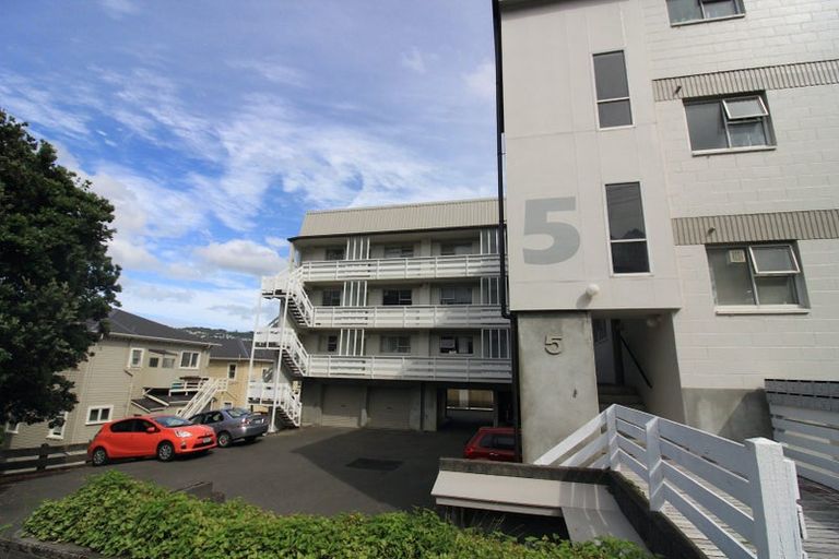 Photo of property in 5 Hawker Street, Mount Victoria, Wellington, 6011