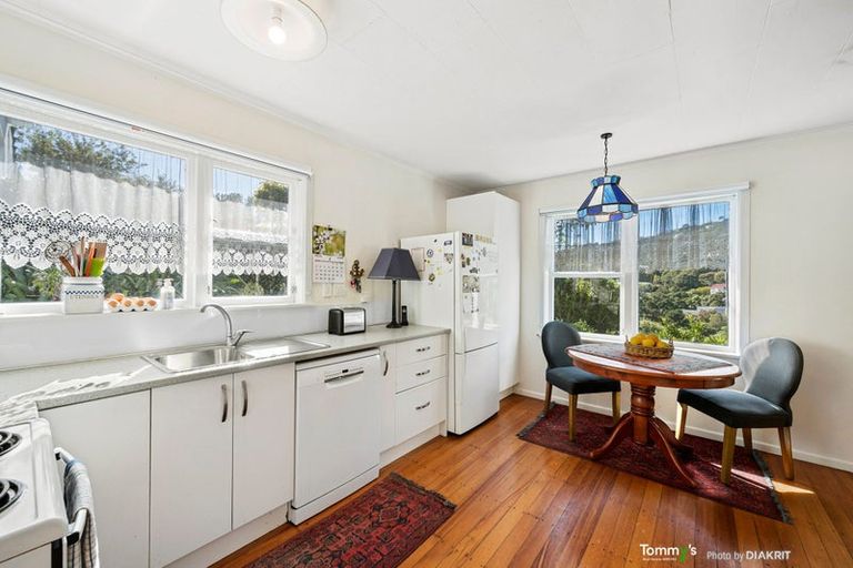 Photo of property in 105 Churchill Drive, Crofton Downs, Wellington, 6035