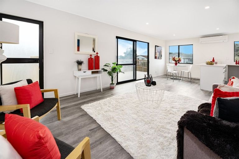 Photo of property in 2/24 Bernina Place, Weymouth, Auckland, 2103