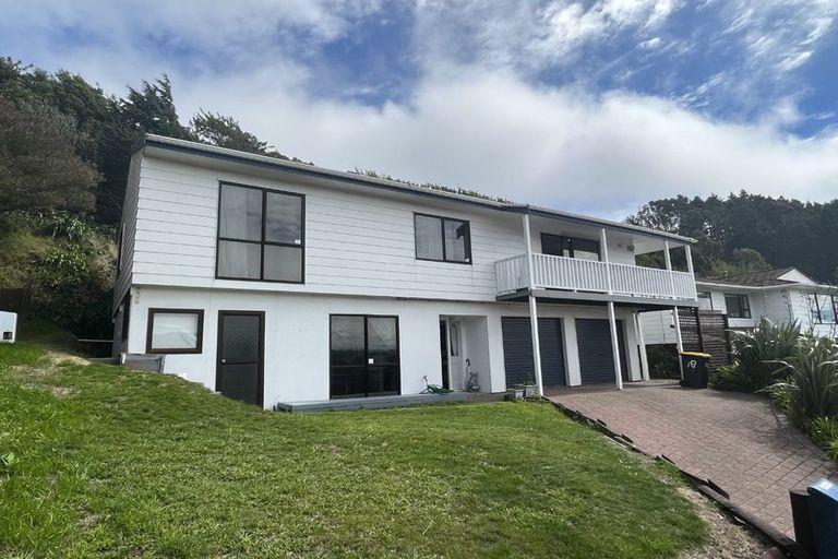 Photo of property in 18 Saint Aidans Way, Tawa, Wellington, 5028