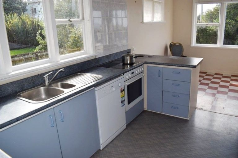 Photo of property in 68 Lyons Avenue, Murrays Bay, Auckland, 0630