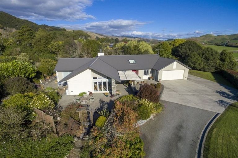 Photo of property in 52 Manakau Heights Drive, Manakau, Otaki, 5583