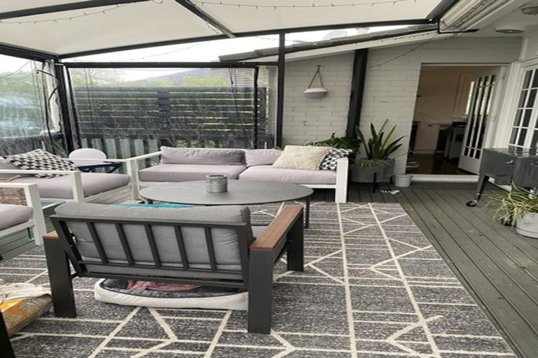 Photo of property in 1/27 Onewa Road, Northcote, Auckland, 0627