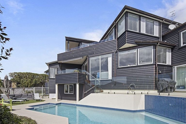 Photo of property in 9 Rahopara Street, Castor Bay, Auckland, 0620