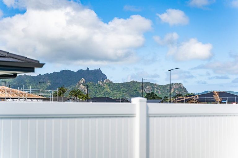 Photo of property in 104 Kaurinui Crescent, One Tree Point, 0118