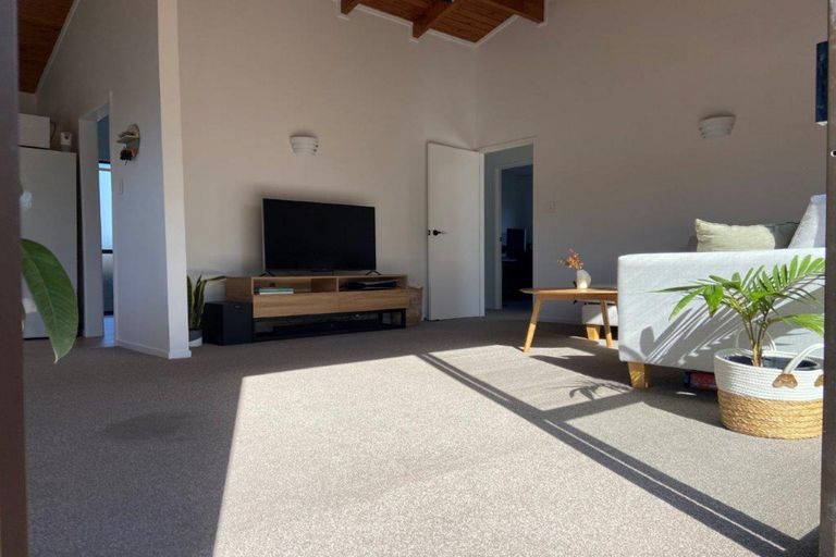 Photo of property in 2a Rixon Place, Te Atatu Peninsula, Auckland, 0610