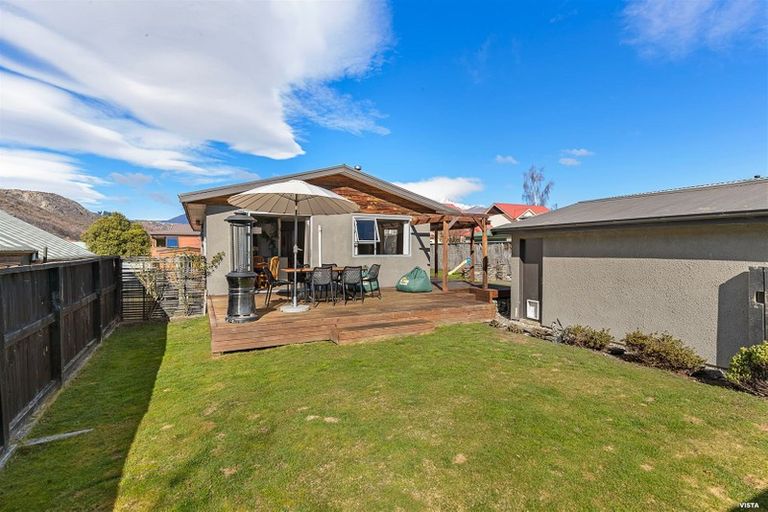 Photo of property in 16 Daveys Place, Arrowtown, 9302