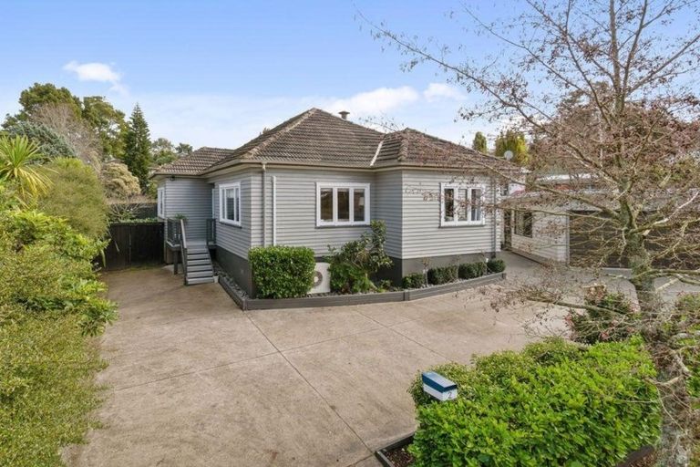 Photo of property in 2 Buisson Glade, West Harbour, Auckland, 0618