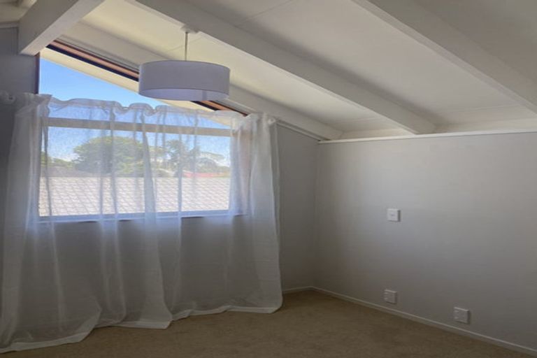 Photo of property in 5/25a Beach Road, Te Atatu Peninsula, Auckland, 0610