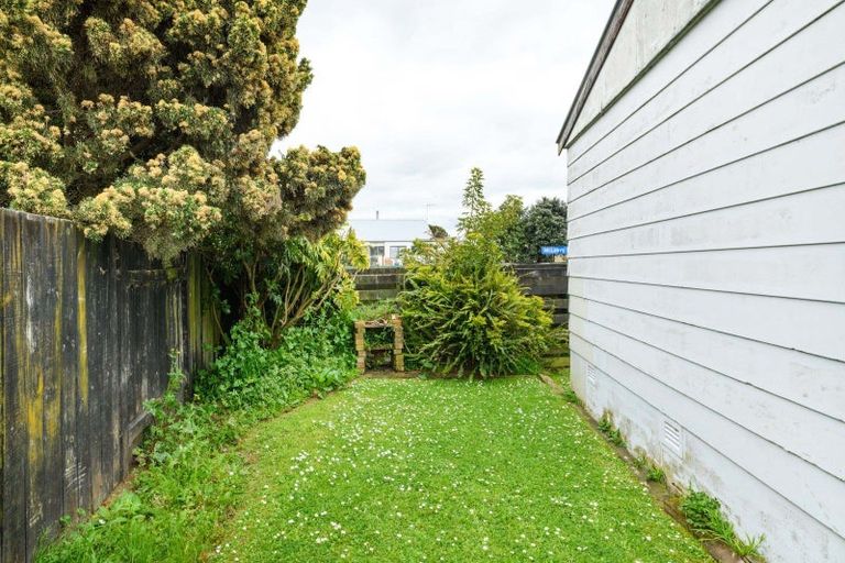 Photo of property in 2 Tiller Close, Kelvin Grove, Palmerston North, 4414