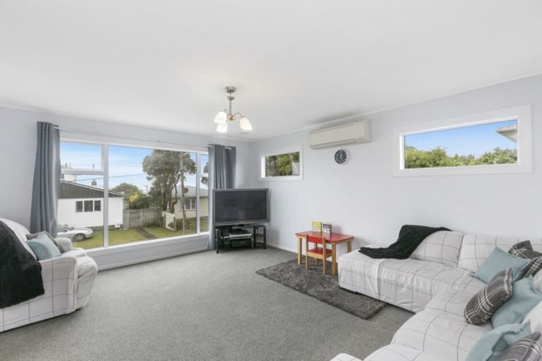 Photo of property in 3 Alder Place, Newlands, Wellington, 6037